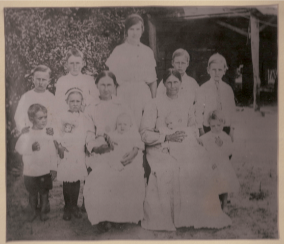 Sallie Davis McCroan, Fannie Davis McCroan, and children